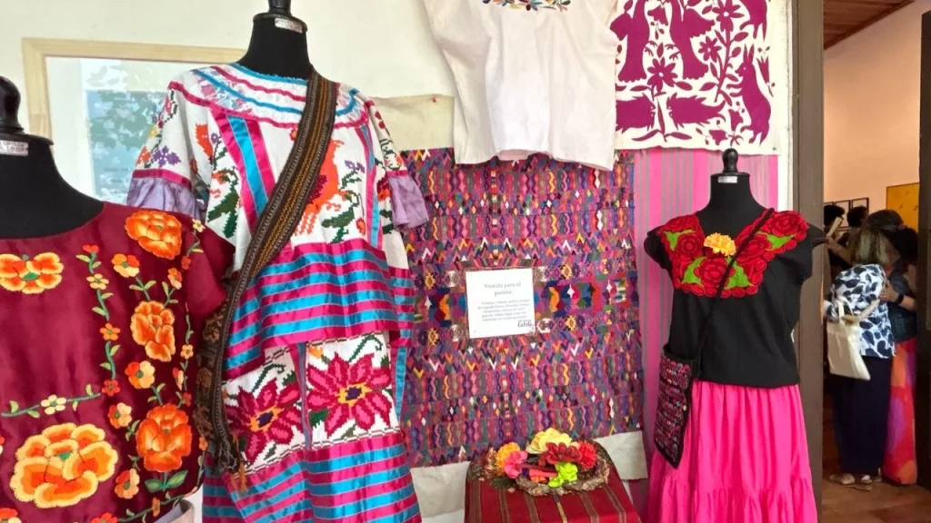 Estudiantes y académico de Diseño UV